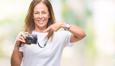Orta yaş İspanyol kadın izole arka el ve parmak ile işaret çok mutlu üzerinde Vintage Fotoğraf kamera ile fotoğraf çekmek