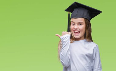 Genç güzel kız arıyorum ve başparmak yanında yukarıyı mutlu yüz ile gülümseyen izole arka plan üzerinde yüksek lisans şapkası.