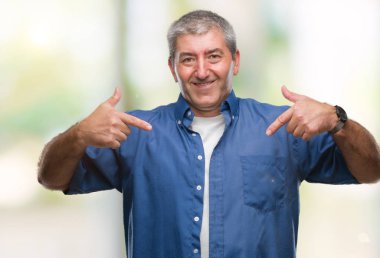 Yüzünde gülümseme ile kendinden emin görünüyorsun, kendini gururlu ve mutlu parmakları ile işaret izole arka plan üzerinde üst düzey yakışıklı.