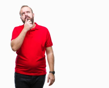 Çene düşünme hakkında soru, dalgın ifade üzerine el ile izole arka plan üzerinde kırmızı gömlek giymiş genç beyaz hipster adam. Düşünceli yüzüyle gülümsüyor. Şüphe kavramı.