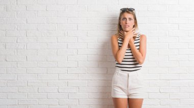 Genç güzel sarışın kadın yüzünden beyaz tuğla duvar bağırarak ve çünkü boğmak acı kendi ellerimle öldürürüm. Sağlık sorunu. Yaralarından ve intihar kavramı.