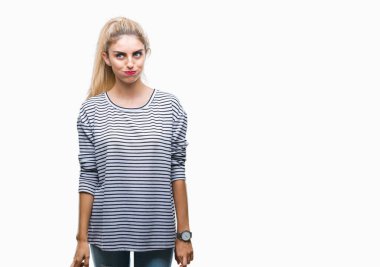 Üzerinde çizgili süveter giyen genç güzel sarışın kadın arka plan yapma balık yüz dudaklı, çılgın ve komik bir jest izole. Komik ifade.