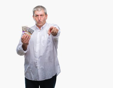 Yakışıklı komuta sizde holding grup izole arka kamera ve size parmak ile işaret üzerinde para el işareti, pozitif ve kendinden emin bir jest ön