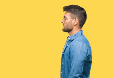 Genç yakışıklı adam giyen güneş gözlüğü izole arka tarafına, seyir üzerinde dinlenmek doğal yüz emin gülümseme ile pozuyla profili.