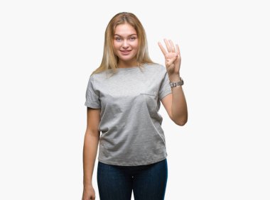 Gösterilen ve parmakları ile işaret izole arka plan üzerinde beyaz kadın kendinden emin ve mutlu gülümseyerek süre dört numara.