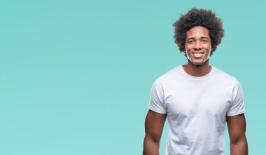 Yüzünde mutlu ve güzel bir gülümseme ile izole arka plan üzerinde Afro Amerikalı adam. Şanslı kişi.