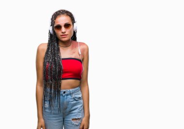 Genç Yüzünde ciddi bir ifade ile izole arka plan üzerinde kulaklık giyen Doğum işareti ile Afrikalı-Amerikalı saç örgülü. Basit ve doğal kameraya bakıyor.