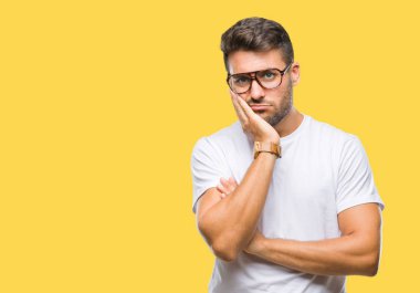 Seyir yorgun ve bıkkın ile depresyon sorun Çapraz kollar ile izole arka plan düşünme üzerinde gözlük takan genç yakışıklı adam.