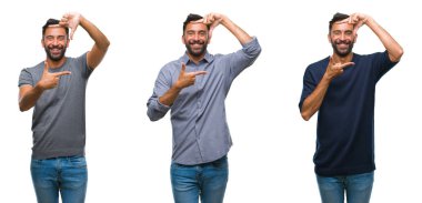 Yakışıklı genç Hintli adam elleriyle yapım çerçeve ve parmakları ile mutlu yüz gülümseyen izole arka plan üzerinde kolaj. Yaratıcılık ve Fotoğrafçılık kavramı.