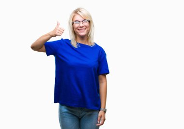 Hareketi el ile mutlu yaşasın yapıyor izole arka plan üzerinde gözlük takan genç güzel sarışın bir kadın. Kameraya bakarak başarı gösteren ile ifade onaylama.