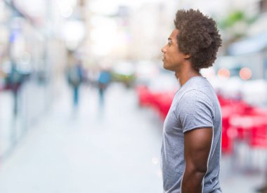 İzole arka tarafına, seyir üzerinde Afro Amerikalı adam sakin ol kendine güvenen gülümseme ile doğal yüz pozuyla profili.