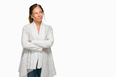 Görünümlü yan ve dik dik bakma uzağa düşünce gülümseyen izole arka plan üzerinde kış kazak giyen güzel orta yaş yetişkin kadın.