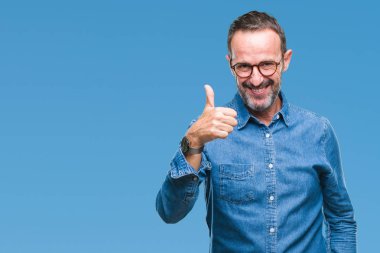 Hareketi el ile mutlu yaşasın yapıyor izole arka plan üzerinde gözlük takan orta yaş ağarmış komuta sizde. Kameraya bakarak başarı gösteren ile ifade onaylama.