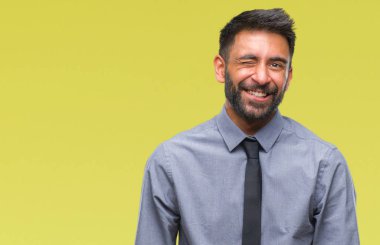 Yetişkin İspanyol iş adamı seksi bir ifadeyle, neşeli ve mutlu yüzünü kameraya bakarak göz kırpıyor izole arka plan üzerinde.