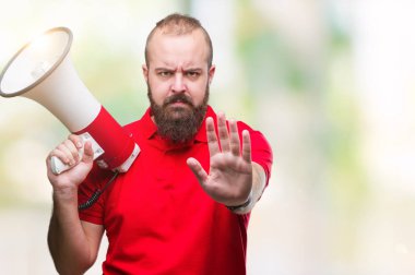 Beyaz delikanlı ile izole arka plan üzerinde megafon ile bağırarak dur işareti ile ciddi ve kendine güvenen ifade, savunma hareketi yaparken el açmak