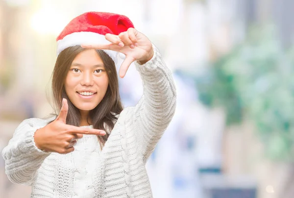 Jovem Mulher Asiática Vestindo Chapéu Natal Sobre Fundo Isolado Sorrindo — Fotografia de Stock