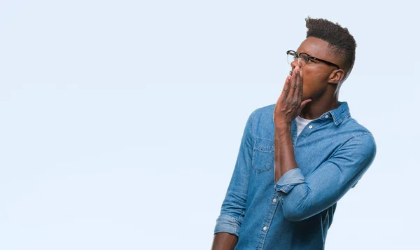 Joven Afroamericano Sobre Fondo Aislado Gritando Gritando Fuerte Lado Con —  Fotos de Stock