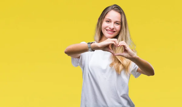 Kalp Simgesi Elleriyle Şekil Gösterilen Aşık Gülümseyen Izole Arka Plan — Stok fotoğraf