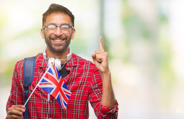 幸せそうな顔 ナンバーワンのアイデアや質問ポインティング指で孤立した背景にイギリスのパスポートを保持している大人のヒスパニック学生男を驚かせた — ストック写真