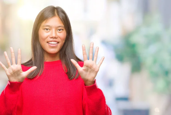 Junge Asiatische Frau Trägt Winterpullover Über Isoliertem Hintergrund Und Zeigt — Stockfoto