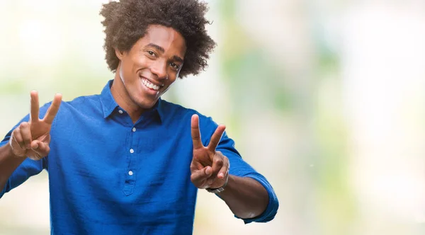 Afroamerikanischer Mann Über Isoliertem Hintergrund Der Lächelnd Die Kamera Blickt — Stockfoto