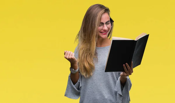 Young Beautiful Blonde Woman Reading Book Isolated Background Screaming Proud — Stock Photo, Image