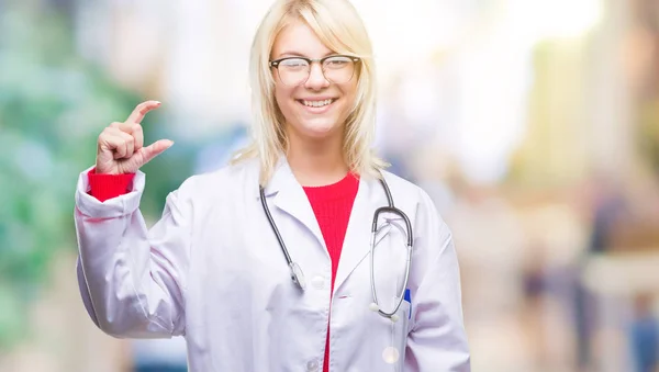 Jeune Belle Femme Blonde Médecin Portant Uniforme Médical Sur Fond — Photo