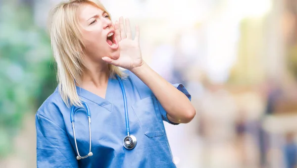 Joven Hermosa Doctora Rubia Vistiendo Uniforme Médico Sobre Fondo Aislado — Foto de Stock