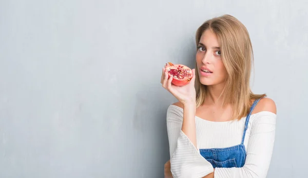 Schöne Junge Frau Über Grunge Grauer Wand Mit Granatapfel Und — Stockfoto