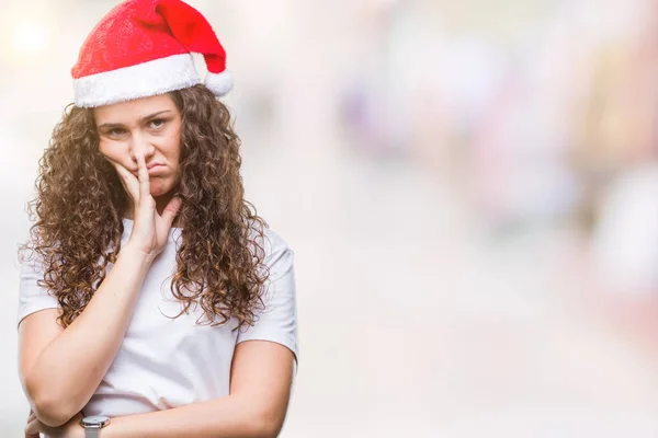 Jovem Morena Usando Chapéu Natal Sobre Fundo Isolado Pensando Que — Fotografia de Stock