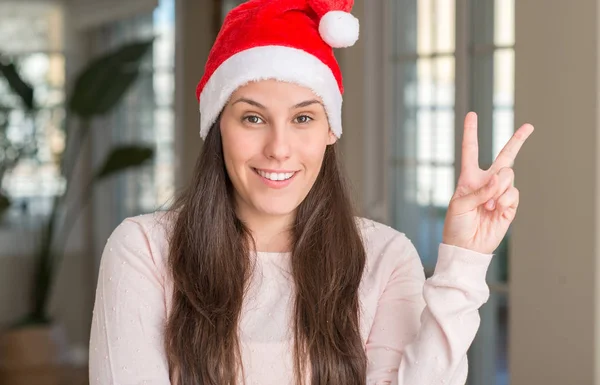 Krásná Mladá Žena Nosí Santa Claus Klobouk Doma Usmívající Smajlík — Stock fotografie