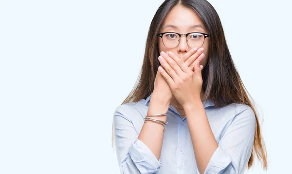 Unga Asiatiska Affärskvinna Glasögon Över Isolerade Bakgrund Chockad Som Täcker — Stockfoto