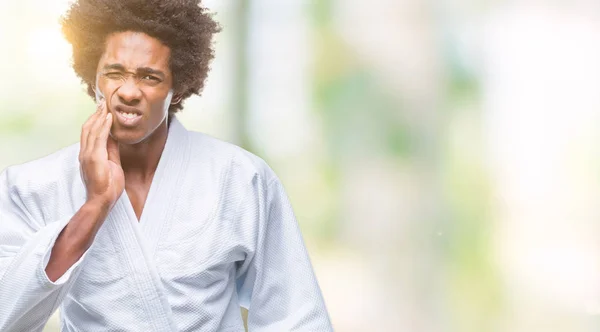 Afro Amerikansk Man Bär Karate Kimono Över Isolerade Bakgrund Att — Stockfoto