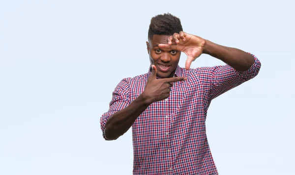 Joven Hombre Afroamericano Sobre Fondo Aislado Sonriendo Haciendo Marco Con —  Fotos de Stock