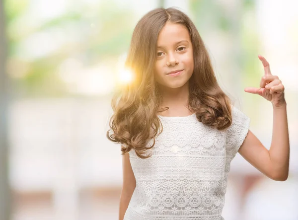 Brünettes Hispanisches Mädchen Lächelt Und Gestikuliert Selbstbewusst Mit Der Hand — Stockfoto