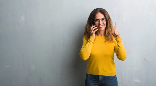 Латиноамериканка Средних Лет Говорящая Телефону Удивлена Идеей Вопросом Указывая Пальцем — стоковое фото