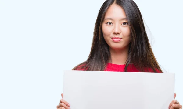 Joven Mujer Asiática Sosteniendo Pancarta Sobre Aislado Fondo Con Confidente —  Fotos de Stock