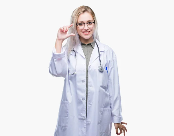 Joven Mujer Doctora Rubia Sobre Fondo Aislado Sonriente Seguro Gesto — Foto de Stock