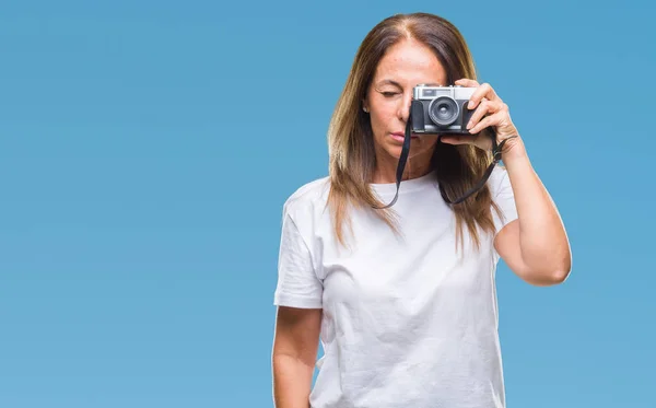 Hispanische Frau Mittleren Alters Die Fotos Mit Vintage Fotokamera Über — Stockfoto