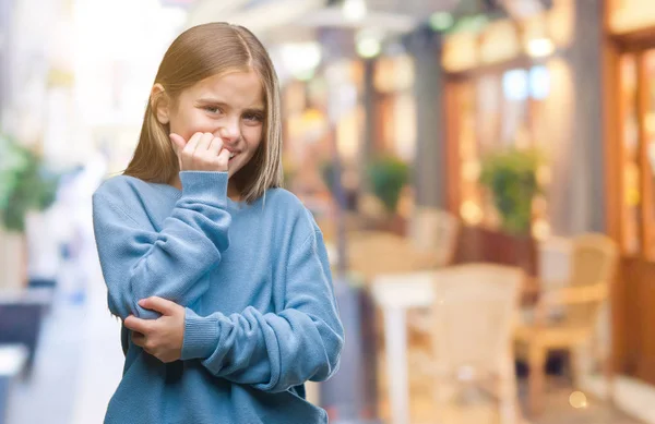 Menina Bonita Jovem Vestindo Camisola Inverno Sobre Fundo Isolado Olhando — Fotografia de Stock