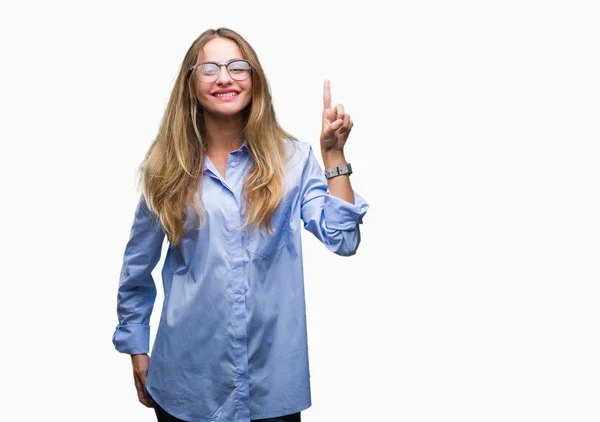 Joven Mujer Negocios Rubia Hermosa Con Gafas Sobre Fondo Aislado — Foto de Stock