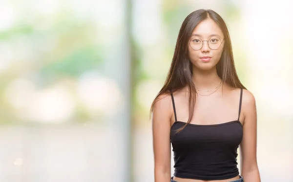 Νεαρά Ασιατικές Γυναίκα Φοράει Γυαλιά Πάνω Από Απομονωμένες Φόντο Σοβαρή — Φωτογραφία Αρχείου