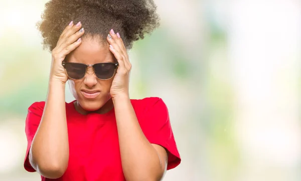 Jovem Afro Americana Vestindo Óculos Sol Sobre Fundo Isolado Sofrendo — Fotografia de Stock