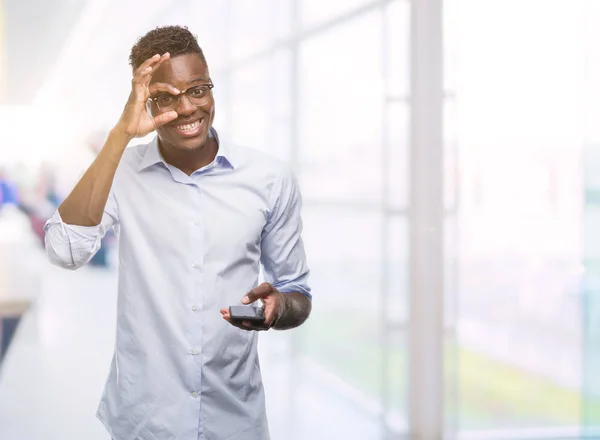 Mladý Američan Afričana Muž Pomocí Smartphone Šťastný Obličej Úsměvem Dělá — Stock fotografie