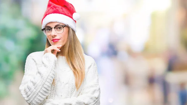 Junge Schöne Frau Mit Weihnachtsmütze Über Isoliertem Hintergrund Mit Der — Stockfoto