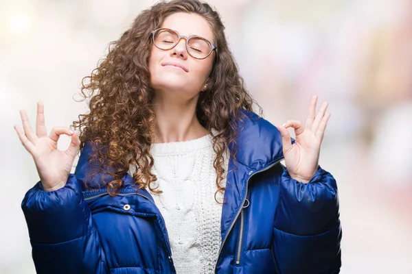 Bella Giovane Ragazza Bruna Capelli Ricci Indossa Cappotto Invernale Occhiali — Foto Stock