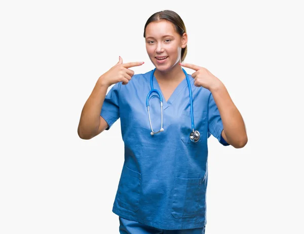 Joven Doctora Caucásica Vistiendo Uniforme Médico Sobre Fondo Aislado Sonriendo — Foto de Stock