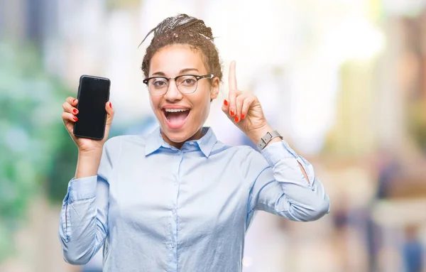 Joven Chica Negocios Afroamericana Trenzada Pelo Mostrando Pantalla Del Teléfono —  Fotos de Stock