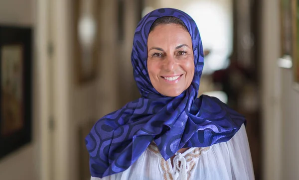 Średnim Wieku Brunetka Kobieta Arabian Noszenie Hidżabu Kolorowy Szczęśliwy Twarz — Zdjęcie stockowe