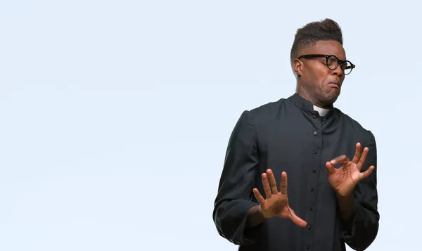 Unga Afroamerikanska Präst Mannen Över Isolerade Bakgrund Äcklade Uttryck Missnöjd — Stockfoto